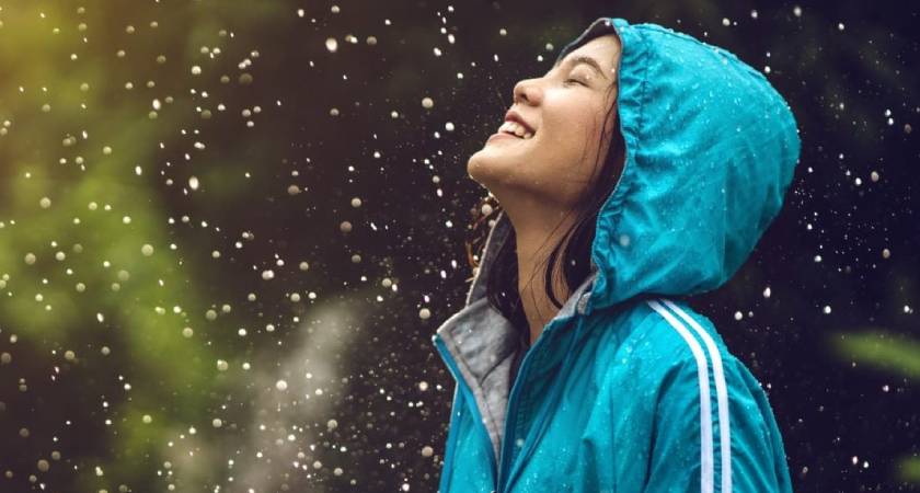 Mulher sentindo um agradável cheiro de chuva.