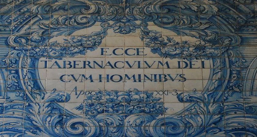 Azulejo português com escrita em latim