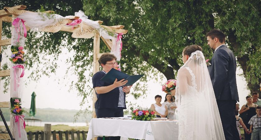 Fotografia de um casamento realizado ao céu aberto 