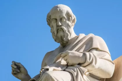 O que era o mundo maior e melhor em Platão?