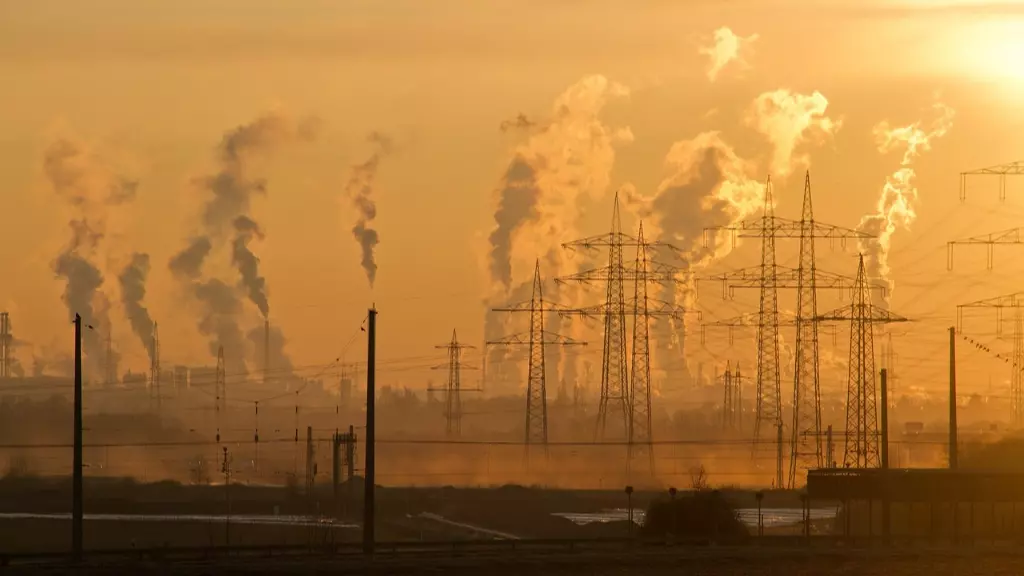 imagem de uma indústria emitindo poluentes atmosféricos