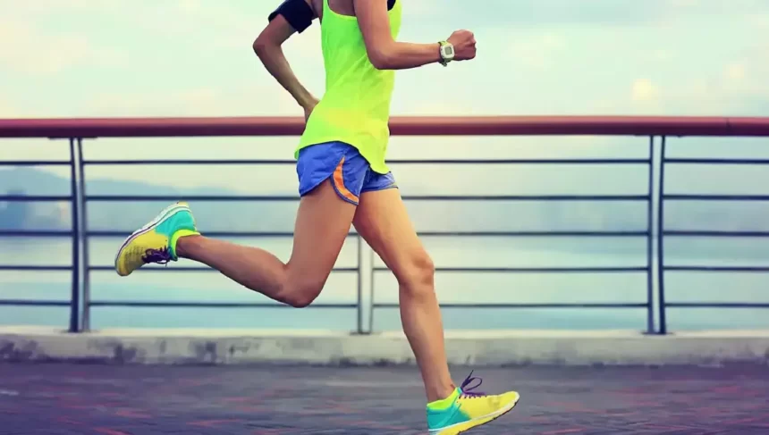 Mulher correndo para melhorar sua saúde.